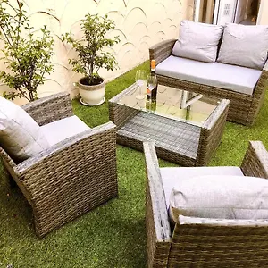 *beachfront*- Stylish, Spacious +private Courtyard Apartment Brighton