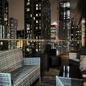 Stylish In Canary Wharf Apartment London