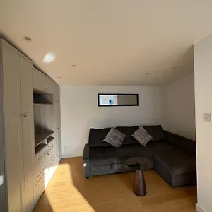 Spacious Double Bedroom Flat Near Homestay Ealing